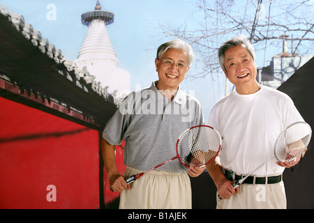 Deux aînés oriental jouer au badminton Banque D'Images