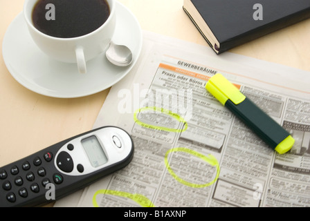 Tasse de café, presse et marqueur, elevated view Banque D'Images