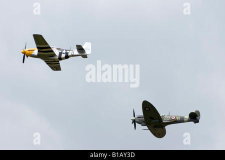 P51 Mustang 'Frankie' féroce & Spitfire MK IX MH434 effectuer à l'air juste de Biggin Hill, Kent, Angleterre. 7 juin 2008 Banque D'Images