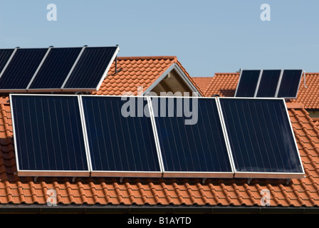 Maisons à énergie solaire sur un immeuble récemment construit dans le village de Holzhausen, Bavière, Allemagne Banque D'Images
