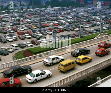 Voitures sur route et terrain de stationnement par l'Aéroport International de Pékin, Chine Banque D'Images