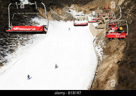 Un ascenseur de ski skieurs prenant jusqu'à la station de ski de pentes à Shijinglong Beijing Chine Banque D'Images