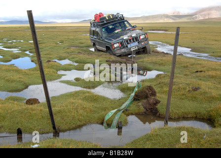 En jeep,marais,Chine Qinghai Banque D'Images