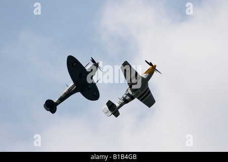 P51 Mustang 'Frankie' féroce & Spitfire MK IX MH434 effectuer à l'air juste de Biggin Hill, Kent, Angleterre. 7 juin 2008 Banque D'Images