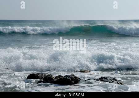 Le vent avec des vagues se brisant sur la plage de pulvérisation à Paleochora Sud Ouest de la Crète Banque D'Images