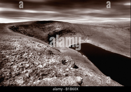 Une vue sur le Llyn Y Fan réservoir dans la montagne noire. Le plus grand réservoir est plus à gauche Banque D'Images