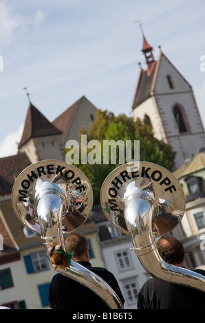 La suisse, Bâle, Barfüsserplatz, Guggen musiciens, vue arrière Banque D'Images