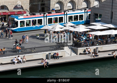 Suisse, Zurich, Limmatquai, tramway et sidewalk cafe Banque D'Images