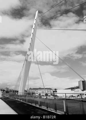 Le nouveau pont de la voile dans sa1 dans la marina à Swansea. Dans l'arrière-plan est centre de Swansea. Banque D'Images