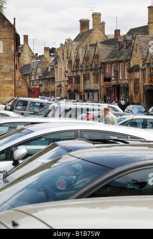 Les voitures en stationnement dans le centre de la village des Cotswolds de Chipping Campden dans Gloucestershire, Royaume-Uni Banque D'Images
