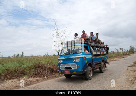 Camions bondés dans une région rurale, Myanmar, Birmanie Banque D'Images