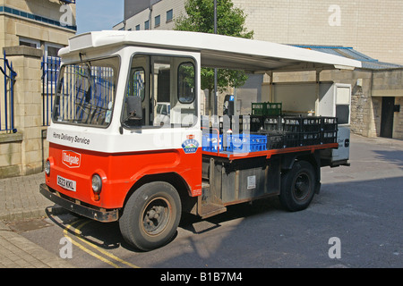 Un flotteur de lait électrique, utilisé pour la livraison de lait, Bath Somerset England Banque D'Images