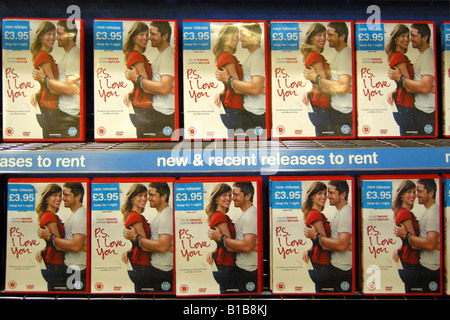 Plateau des films DVD en location à l'intérieur d'un magasin blockbuster Banque D'Images