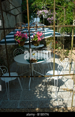 Stock photo d'une terrasse de café français Banque D'Images