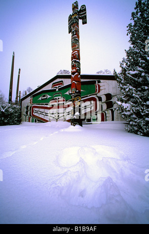 Les Kwakwaka'wakw (kwakiutl) Longue Maison et Totem en 'Thunderbird' dans le parc Victoria, sur l'île de Vancouver British Columbia Canada Banque D'Images
