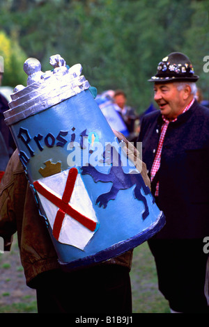 Festival de la bière Oktoberfest, Whistler, BC, en Colombie-Britannique, Canada - Happy Reveler transportant de la bière Stein géant sur le dos Banque D'Images