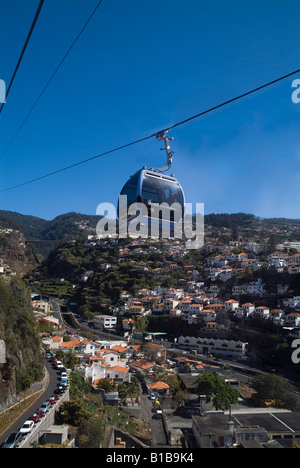 Téléphérique de dh téléphérique Funchal Madeira vallée et sur la colline au-dessus de zone de maisons Banque D'Images