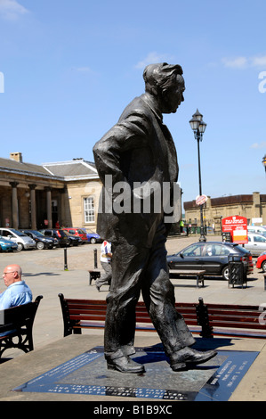 La statue de Huddersfield né le premier ministre Harold Wilson qui se trouve en face de l'entrée de la gare Banque D'Images