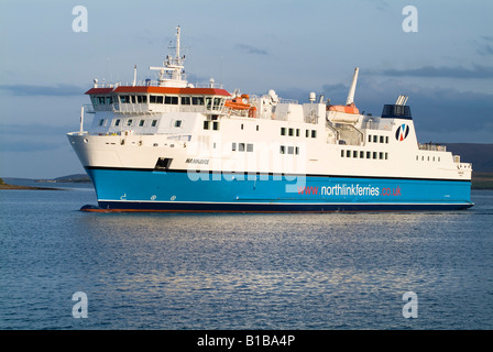 Dh Ferry Northlink SHIPPING UK voiture voyageurs MV Hamnavoe arrivant Stromness Scapa Flow voile uk Banque D'Images