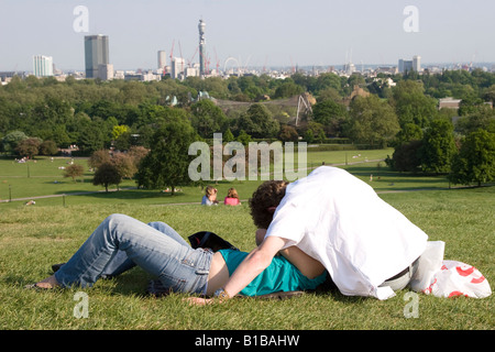 Jeune couple - Primrose Hill - Regents Park - Londres Banque D'Images