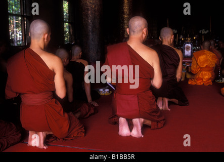 Les thaïs les hommes Les hommes religieux priant dans sanctuaire central à Wat Chiang Man Chiang Mai Chiang Mai Province Thaïlande Asie Banque D'Images