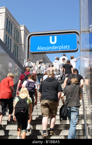 Berlin Allemagne le U Bahn de la station de métro Alexanderplatz à Berlin dans l'Est de la ville Banque D'Images