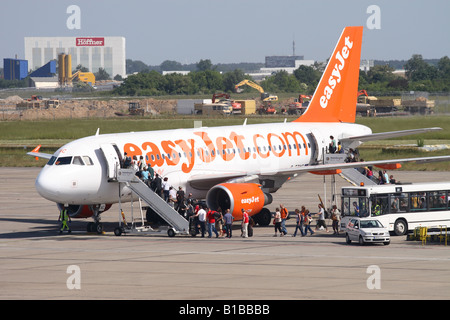 Easyjet Airbus A320 avec l'embarquement des passagers à l'aéroport vers le haut des escaliers Banque D'Images