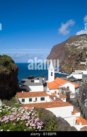 dh CAMARA DE LOBOS MADEIRA Village et Cabo Girao deuxième plus haut seacliff en Europe église côte de printemps fleurs Banque D'Images