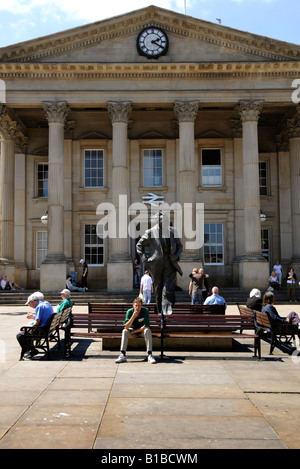 L'entrée de la gare victorienne avec la statue de Huddersfield né le premier ministre Harold Wilson devant Banque D'Images