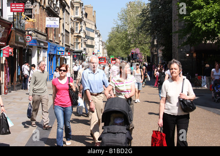 Oxford's busy Cornmarket Street UK Banque D'Images