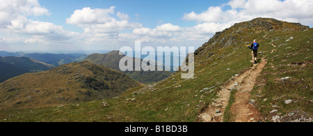 L'approche du sommet des Hillwalker Emi et Luibhean Beinn Beinn Beinn une Lochain sur la gauche Banque D'Images