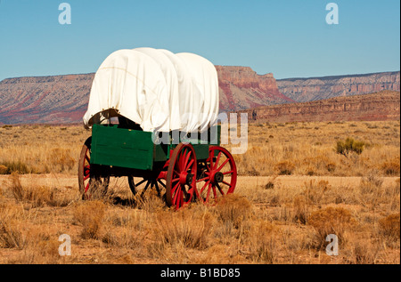 Un wagon en bois ancien de l'ouest sauvage avec des roues rouges. Banque D'Images