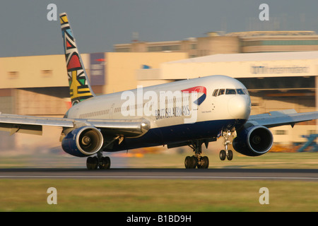 British Airways Boeing 767 de se poser à l'aéroport Heathrow de Londres, Royaume-Uni Banque D'Images