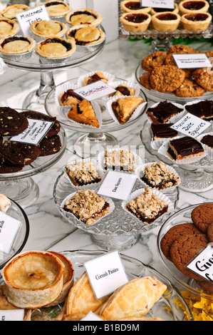 Divers desserts sur l'affichage dans la fenêtre de boulangerie Banque D'Images