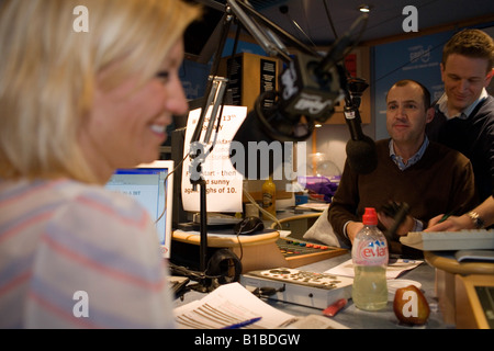 Johnny Vaughan et Denise Van Outen à Capital Radio où ils co accueillir le breakfast show. Banque D'Images