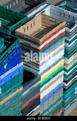 Des piles de plateaux en plastique de supermarché en attente de recyclage Banque D'Images