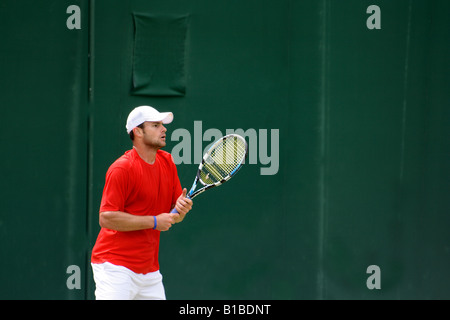 Andy Roddick tenant une raquette sur un terrain d'entraînement au tournoi de tennis stella artois 2008 Banque D'Images