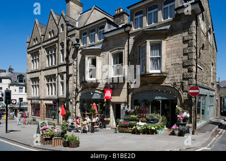 Café et boutique de fleur dans le centre, Buxton, Peak District, Derbyshire, Angleterre Banque D'Images