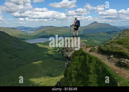 Randonneur donnant sur le Loch Lomond et des Trossachs National Park de Ben Vane Banque D'Images