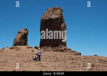 Balades en famille près de Roque Nublo (cloud rock) 1813m. sur Gran Canaria dans les îles Canaries. Banque D'Images