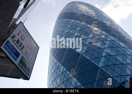 Bureaux régionaux soit par le signe avec 30 St Mary Axe, le Gherkin Londres gratte-ciel en arrière-plan Banque D'Images