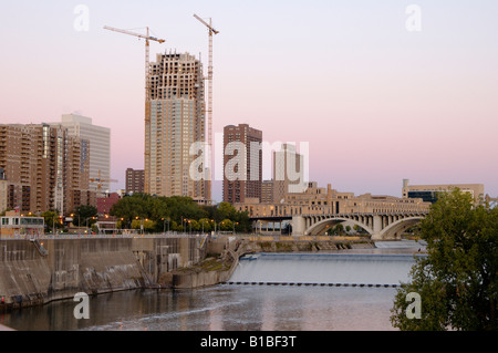 La ville de Minneapolis à l'aube de l'autre côté de la rivière Mississippi Banque D'Images