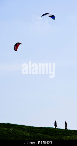 Oxfordshire White Horse Hill kits flying Uffington dans le vent Banque D'Images