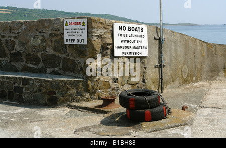 Panneaux d'information d'avertissement dans le port de pêche dans le village de Coverack près de la ville de Norwich Angleterre GO UK 2008 Banque D'Images