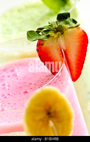 Smoothies aux fruits et baies close up Banque D'Images