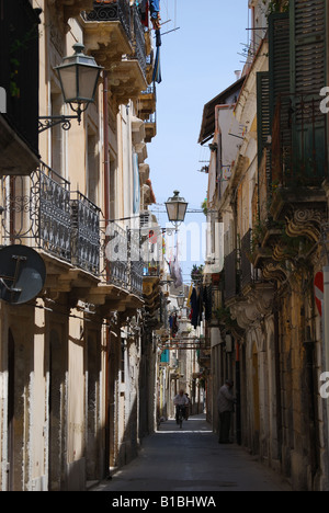 Rue étroite de Piazza Pancali, Ortigia, Isola di Ortigia, Syracuse, Sicile, Italie Banque D'Images