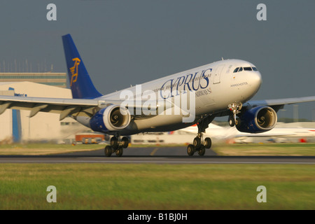 Cyprus Airways Airbus A330 à l'atterrissage à l'aéroport London Heathrow Banque D'Images