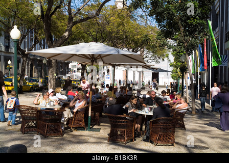 Dh Avenida Arriaga Funchal Madeira touristes se détendre autour d'un verre au café de la rue des tables et sièges en osier Banque D'Images