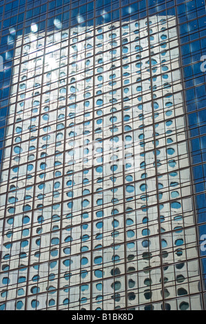 Reflet de Jardine House dans l'immeuble de JP Morgan. L'île de Hong Kong, Chine. Banque D'Images