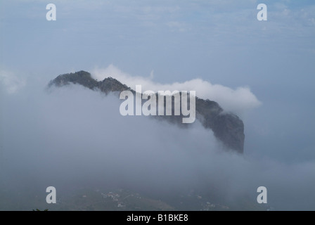 Dh Eagle Rock PENHA DE AGUIA Eagle Madère pic haut dans la brume Banque D'Images